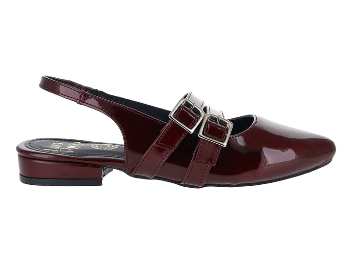 Zapato plano color vino de charol brillante con dos hebillas plateadas y correa trasera.