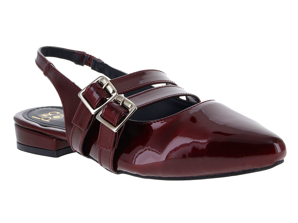 Zapato plano color vino de charol brillante con dos hebillas plateadas y correa trasera.