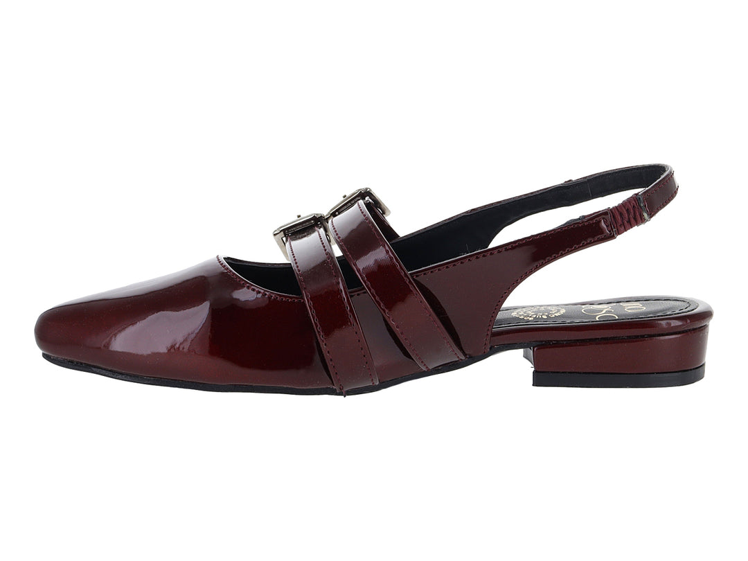 Zapato plano color vino de charol brillante con dos hebillas plateadas y correa trasera.
