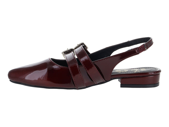 Zapato plano color vino de charol brillante con dos hebillas plateadas y correa trasera.