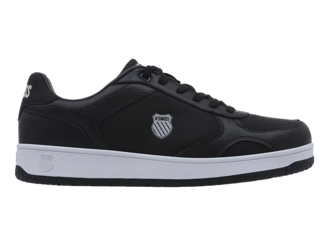 Tenis K-Swiss color negro con suela blanca y logotipo lateral blanco.