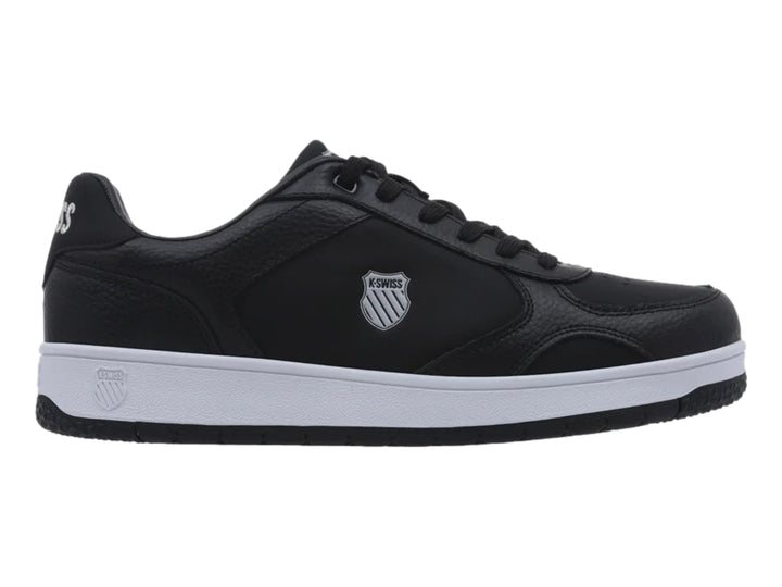 Tenis K-Swiss color negro con suela blanca y logotipo lateral blanco.