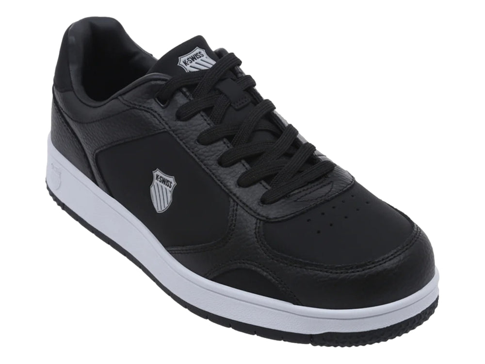 Tenis K-Swiss color negro con suela blanca y logotipo lateral blanco.