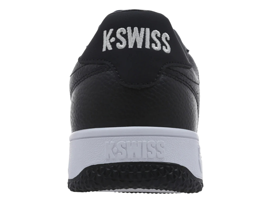 Tenis K-Swiss color negro con suela blanca y logotipo lateral blanco.