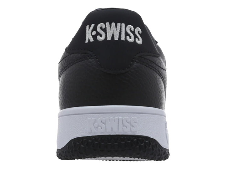 Tenis K-Swiss color negro con suela blanca y logotipo lateral blanco.