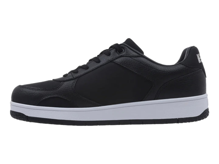 Tenis K-Swiss color negro con suela blanca y logotipo lateral blanco.