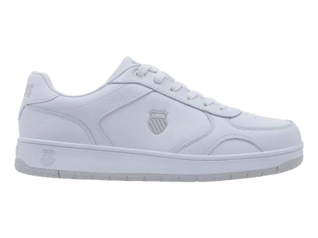 Tenis deportivos K-Swiss modelo Drayton en color blanco total con suela plana y cordones.