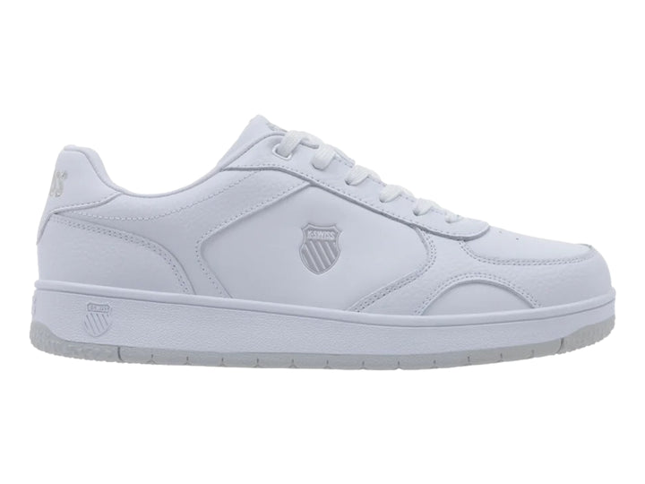 Tenis deportivos K-Swiss modelo Drayton en color blanco total con suela plana y cordones.