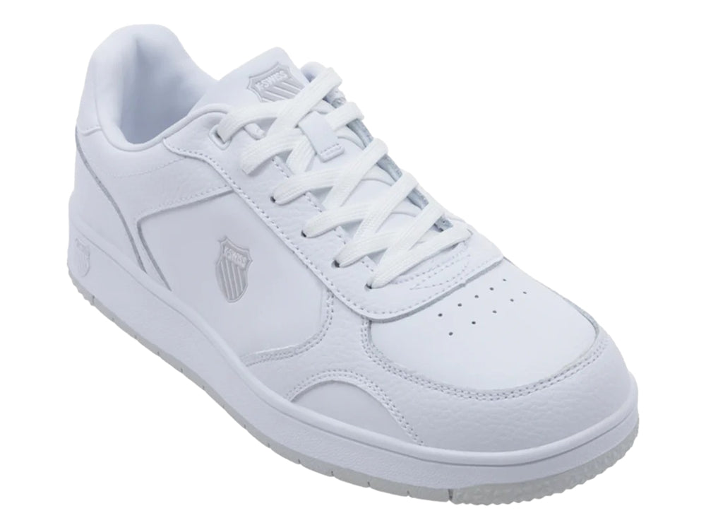 Tenis deportivos K-Swiss modelo Drayton en color blanco total con suela plana y cordones.