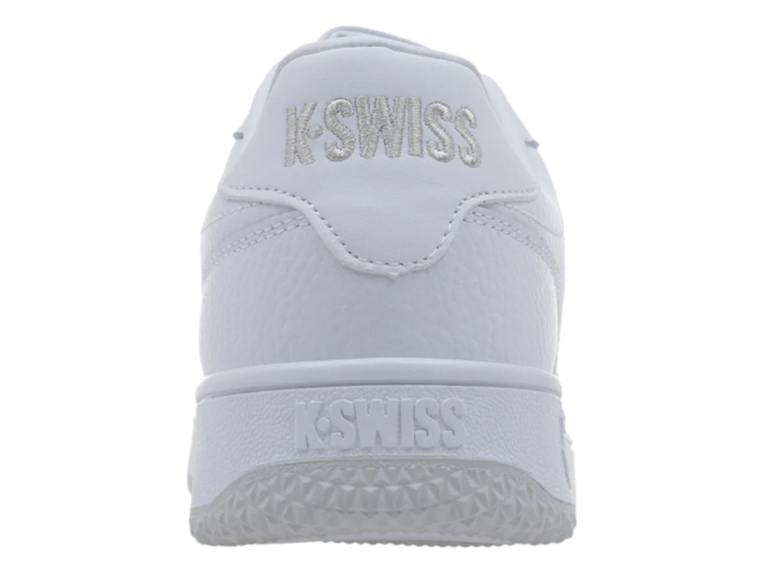 Tenis deportivos K-Swiss modelo Drayton en color blanco total con suela plana y cordones.
