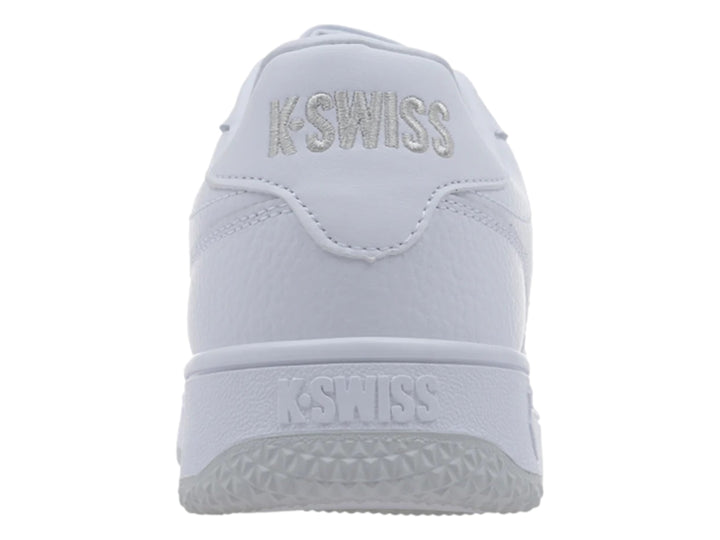 Tenis deportivos K-Swiss modelo Drayton en color blanco total con suela plana y cordones.