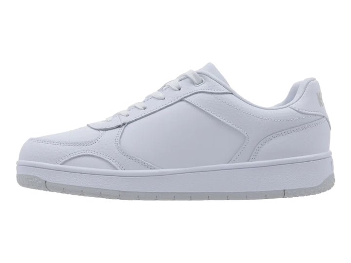 Tenis deportivos K-Swiss modelo Drayton en color blanco total con suela plana y cordones.
