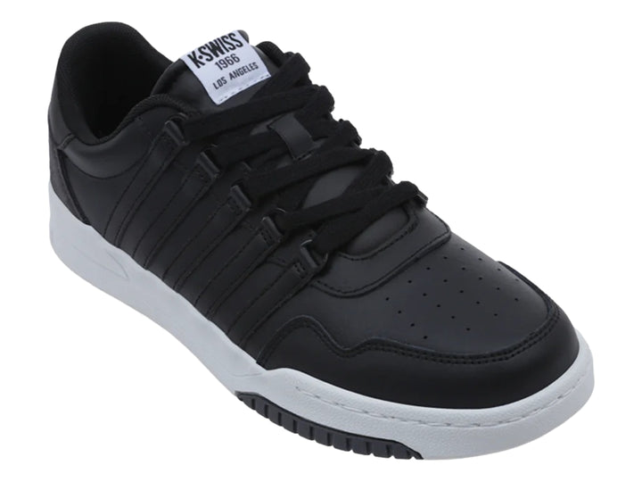 Tenis K-Swiss color negro con suela blanca y detalle en gris en el talón, vista lateral.