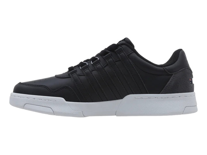 Tenis K-Swiss color negro con suela blanca y detalle en gris en el talón, vista lateral.