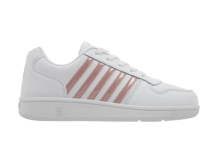 Tenis K-Swiss blancos con rayas laterales en color oro rosa y cordones blancos.