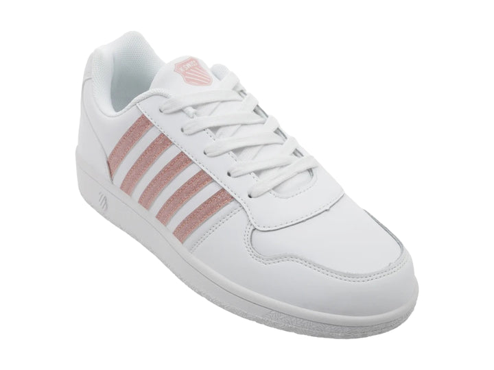 Tenis K-Swiss blancos con rayas laterales en color oro rosa y cordones blancos.