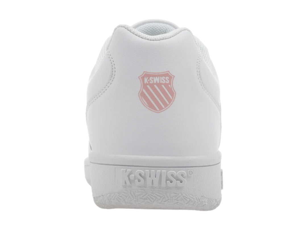 Tenis K-Swiss blancos con rayas laterales en color oro rosa y cordones blancos.