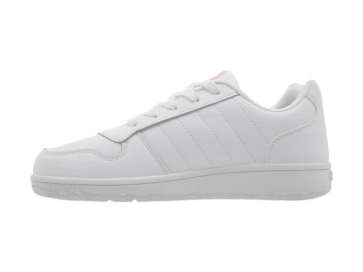 Tenis K-Swiss blancos con rayas laterales en color oro rosa y cordones blancos.