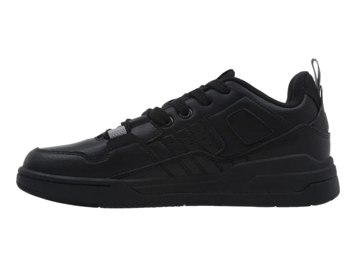 Tenis deportivos K-Swiss color negro con detalles en gris, diseño de corte bajo y suela plana.