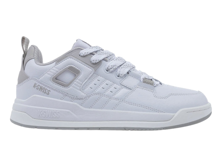 Tenis K-Swiss color blanco con detalles y suela en color gris.