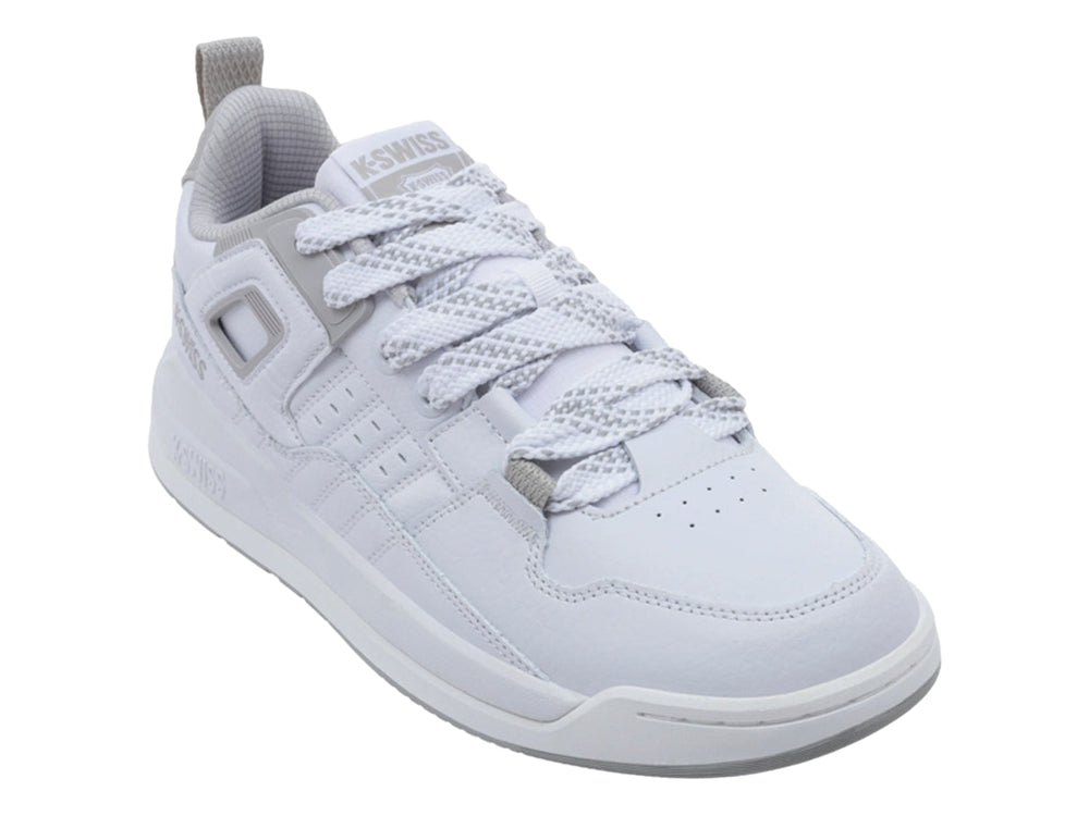 Tenis K-Swiss color blanco con detalles y suela en color gris.