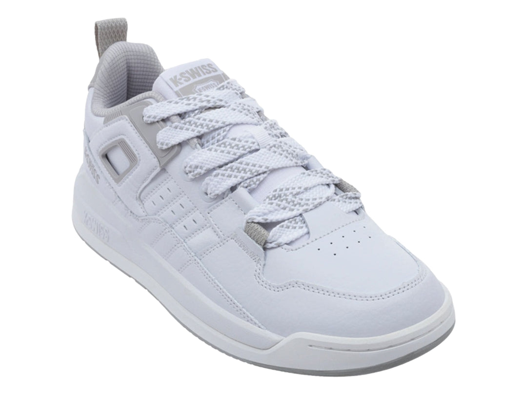 Tenis K-Swiss color blanco con detalles y suela en color gris.