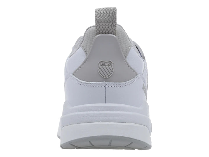 Tenis K-Swiss color blanco con detalles y suela en color gris.