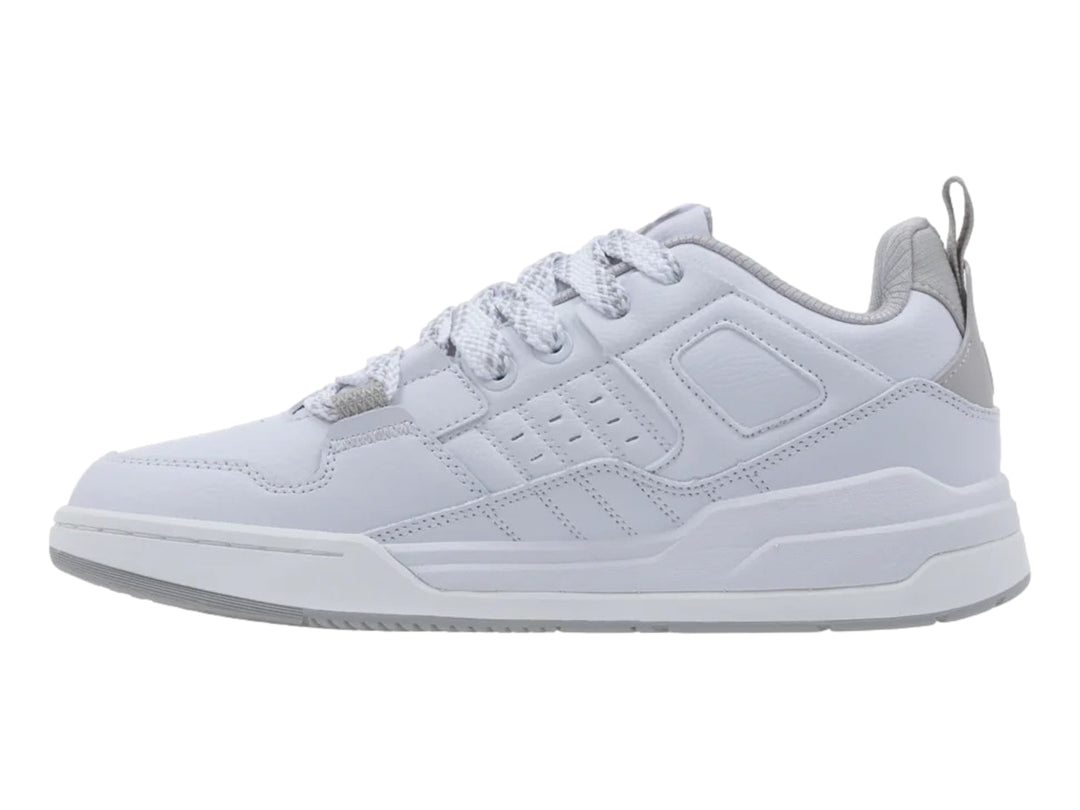 Tenis K-Swiss color blanco con detalles y suela en color gris.