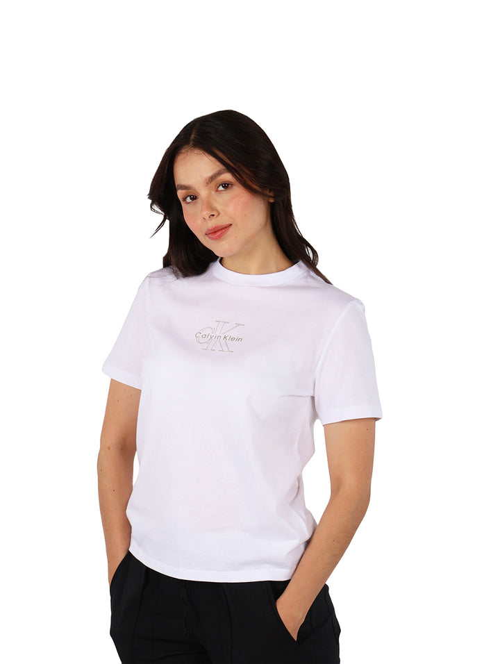 Mujer vistiendo playera blanca de manga corta con logotipo de Calvin Klein en el pecho.