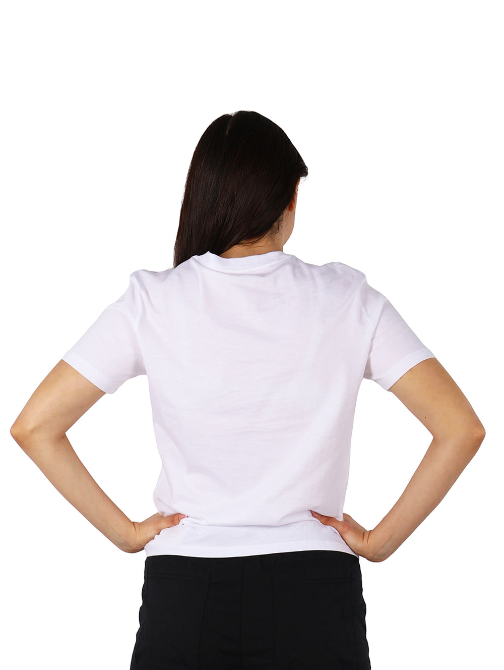 Mujer vistiendo playera blanca de manga corta con logotipo de Calvin Klein en el pecho.