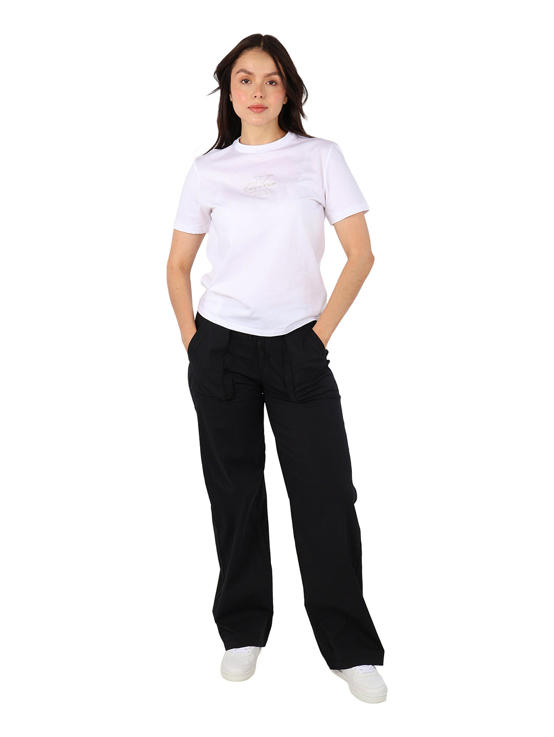 Mujer vistiendo playera blanca de manga corta con logotipo de Calvin Klein en el pecho.