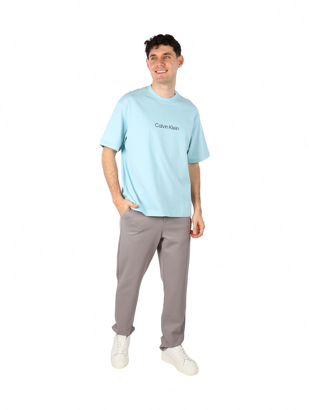 Hombre vistiendo una camiseta de manga corta color azul claro con el logo de Calvin Klein en el pecho.