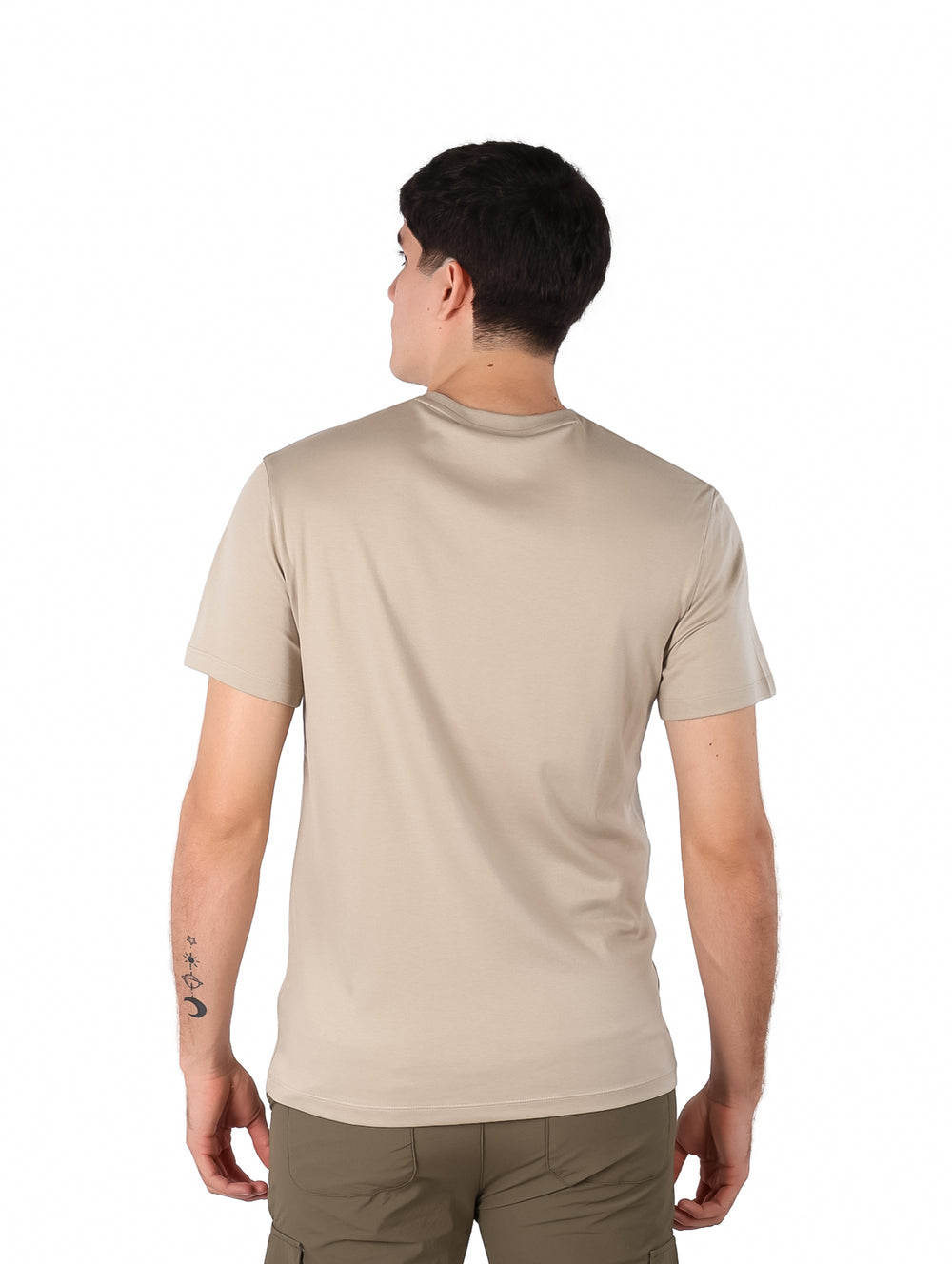 Hombre vistiendo una camiseta de manga corta color beige con cuello redondo.