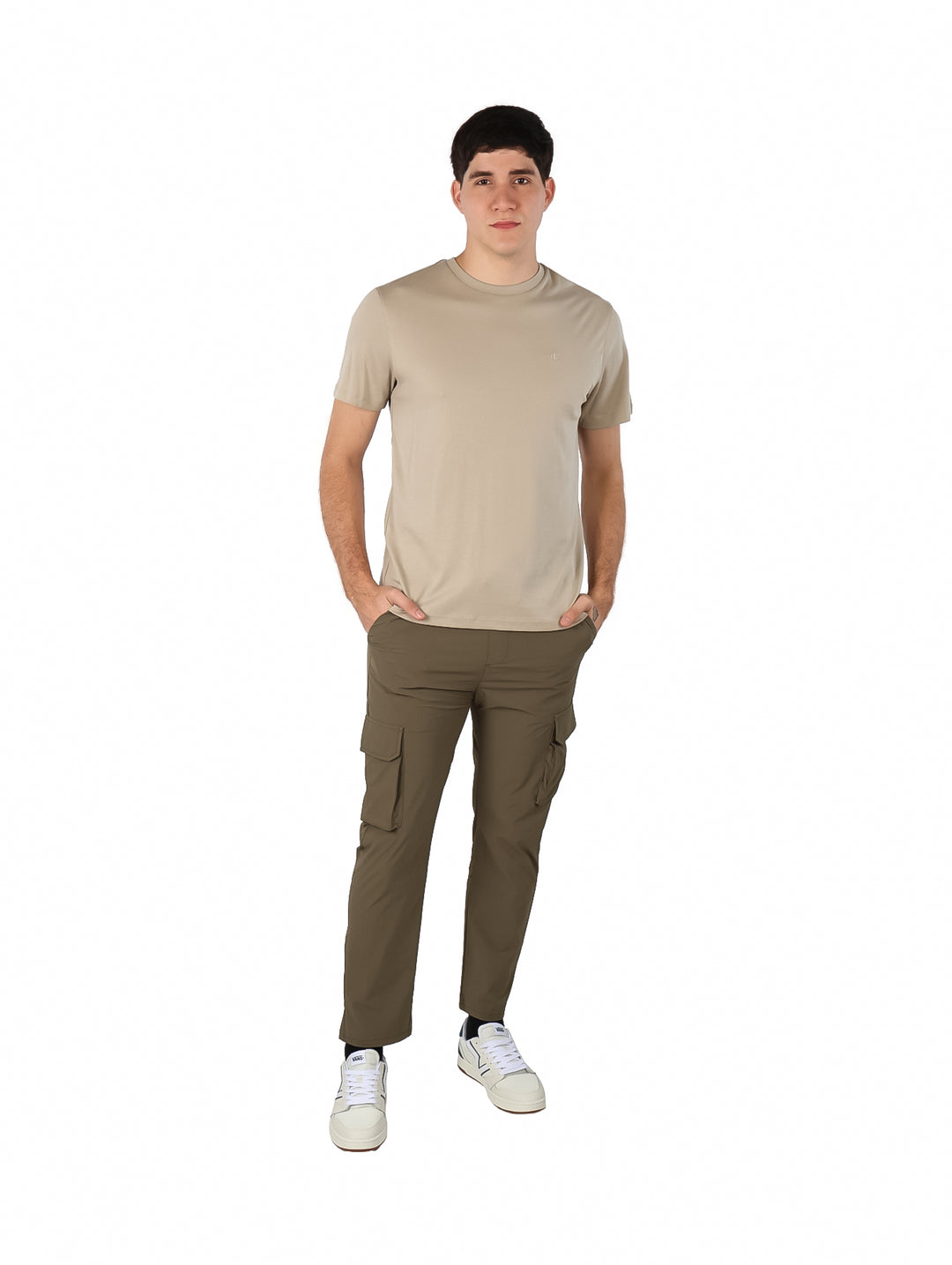 Hombre vistiendo una camiseta de manga corta color beige con cuello redondo.