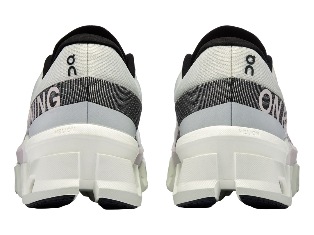 Tenis deportivos On CloudMonster 2 en color blanco y frost con suela gruesa y diseño moderno.