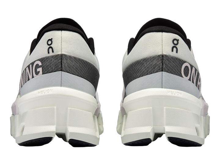 Tenis deportivos On CloudMonster 2 en color blanco y frost con suela gruesa y diseño moderno.