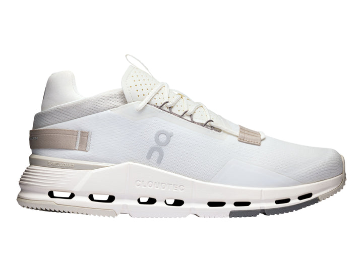 Tenis deportivos On Cloud color blanco y arena con suela blanca y detalles en beige.