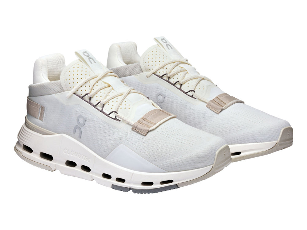 Tenis deportivos On Cloud color blanco y arena con suela blanca y detalles en beige.