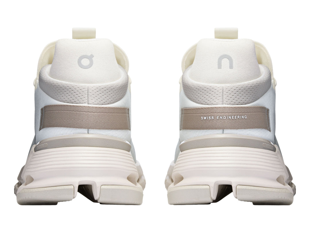 Tenis deportivos On Cloud color blanco y arena con suela blanca y detalles en beige.