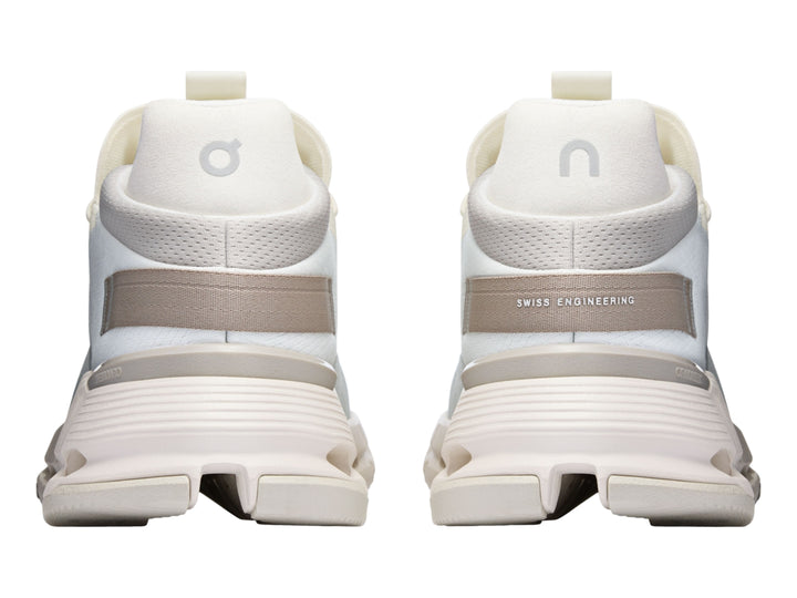 Tenis deportivos On Cloud color blanco y arena con suela blanca y detalles en beige.