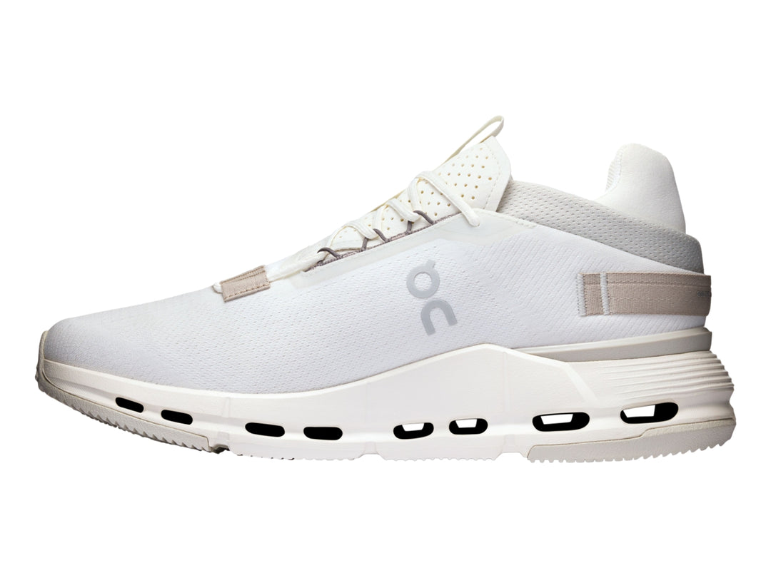 Tenis deportivos On Cloud color blanco y arena con suela blanca y detalles en beige.