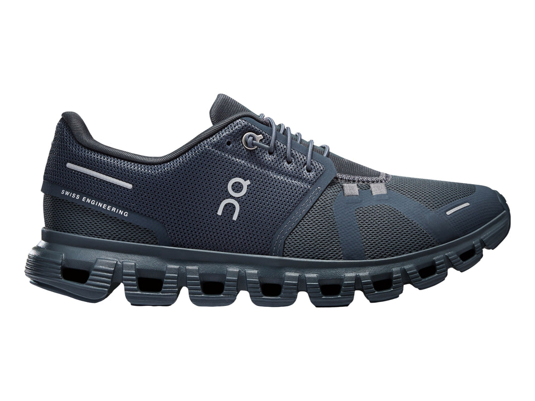 Tenis deportivos On Cloud color azul marino con suela amortiguada característica.