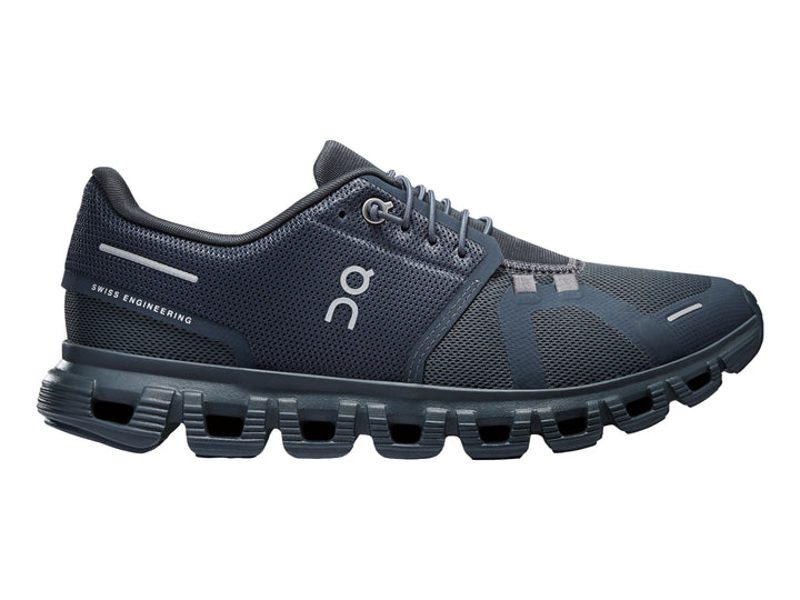 Tenis deportivos On Cloud color azul marino con suela amortiguada característica.