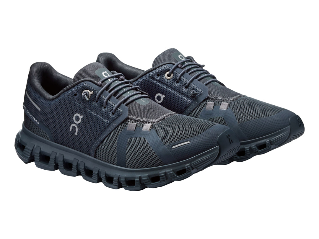 Tenis deportivos On Cloud color azul marino con suela amortiguada característica.
