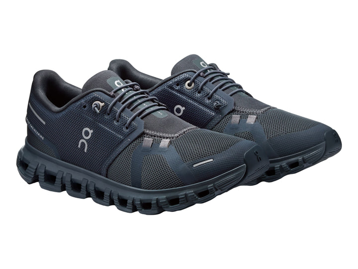 Tenis deportivos On Cloud color azul marino con suela amortiguada característica.