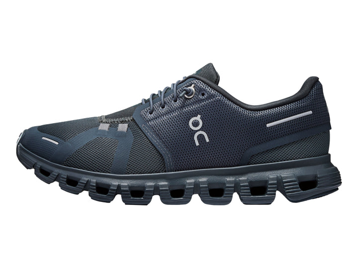 Tenis deportivos On Cloud color azul marino con suela amortiguada característica.