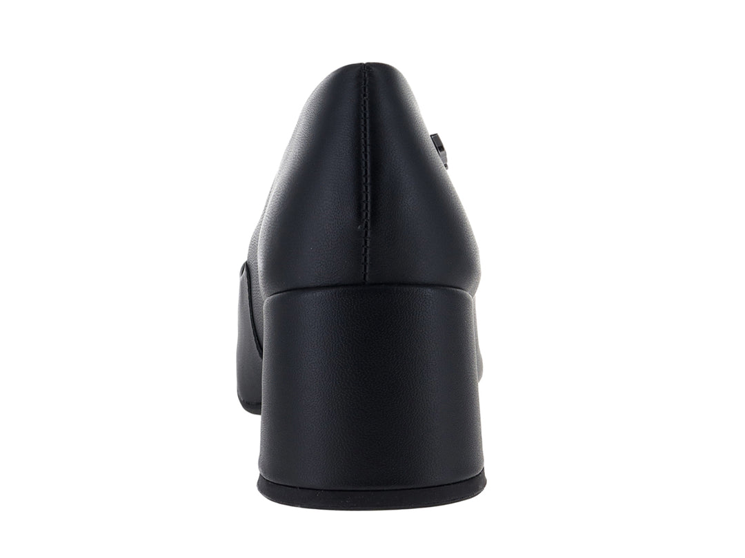 Zapato negro de tacón cuadrado y punta afilada de la marca USAFLEX.