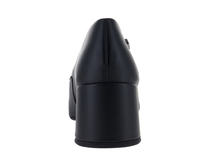 Zapato negro de tacón cuadrado y punta afilada de la marca USAFLEX.