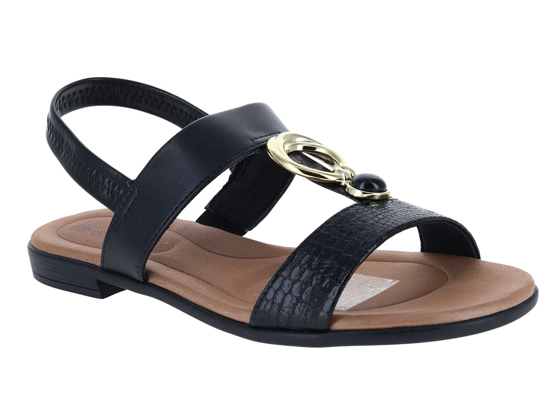 Sandalias negras para mujer con hebilla dorada y detalle de textura de cocodrilo en la parte frontal.