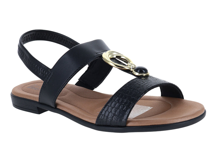 Sandalias negras para mujer con hebilla dorada y detalle de textura de cocodrilo en la parte frontal.